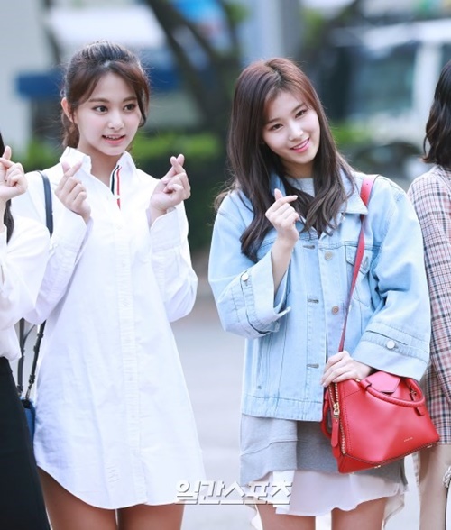 TWICEツウィ－サナ、清純魅力たっぷりの指ハート | Joongang Ilbo