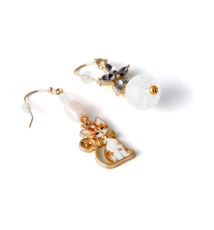 キラキラお花とあざと可愛い猫ちゃん フックピアス No.5XI-0006-00の