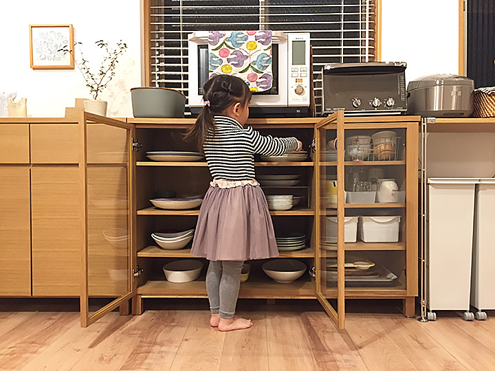 収納力抜群！シンプル＆ナチュラルなガラス扉キャビネット」わたしの愛