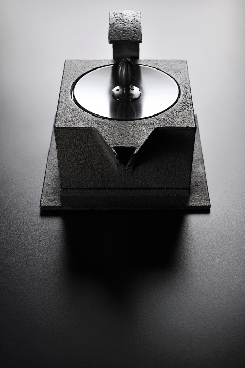 鉄とガラスがもつ大地の響きに耳を澄ませて器をデザインする