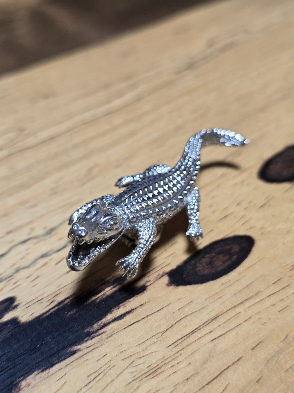 日本上陸記念セール】直観力を誇り先見の明を授けるワニ セレブ