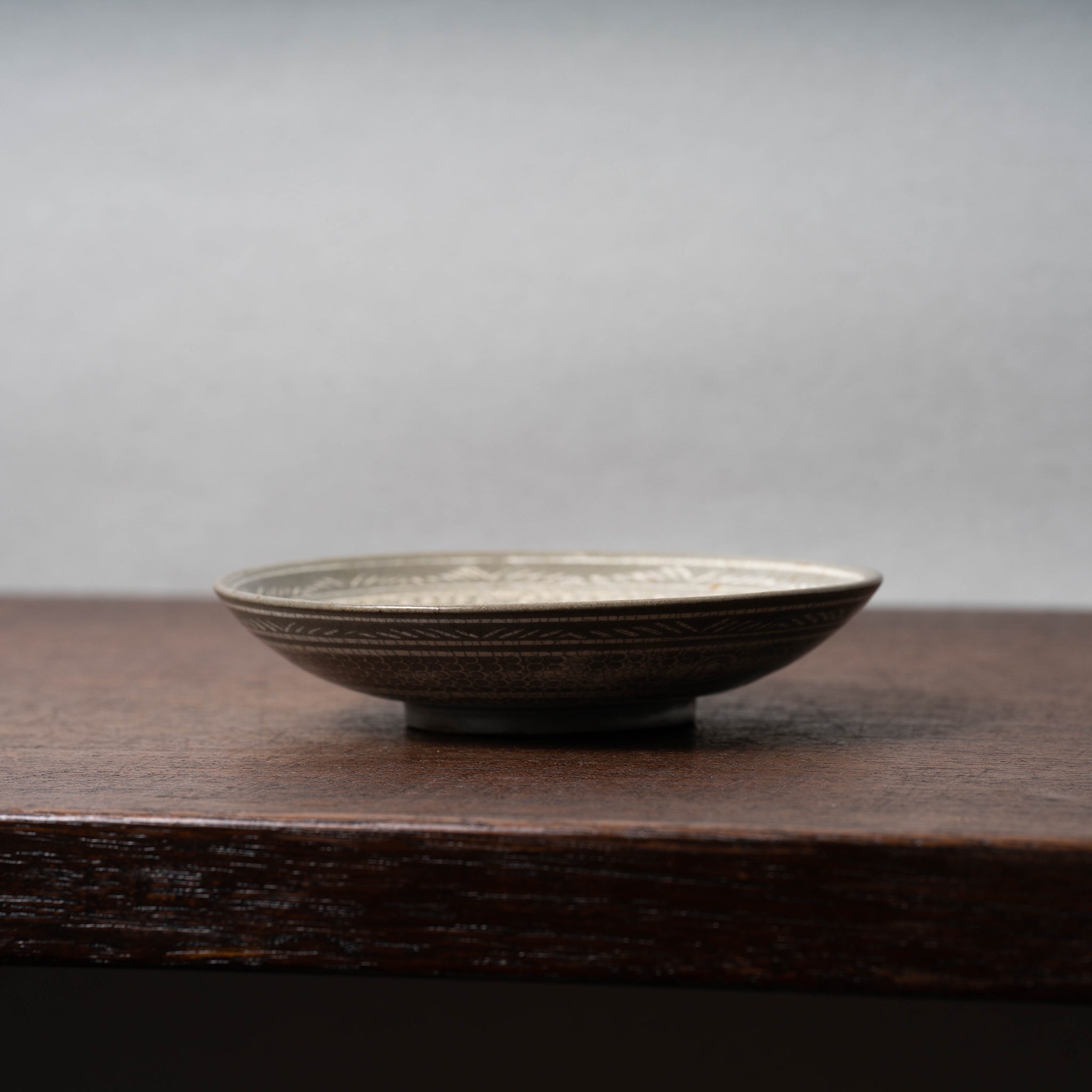 李朝 礼賓三島象嵌皿 – 燦禾 SANKA