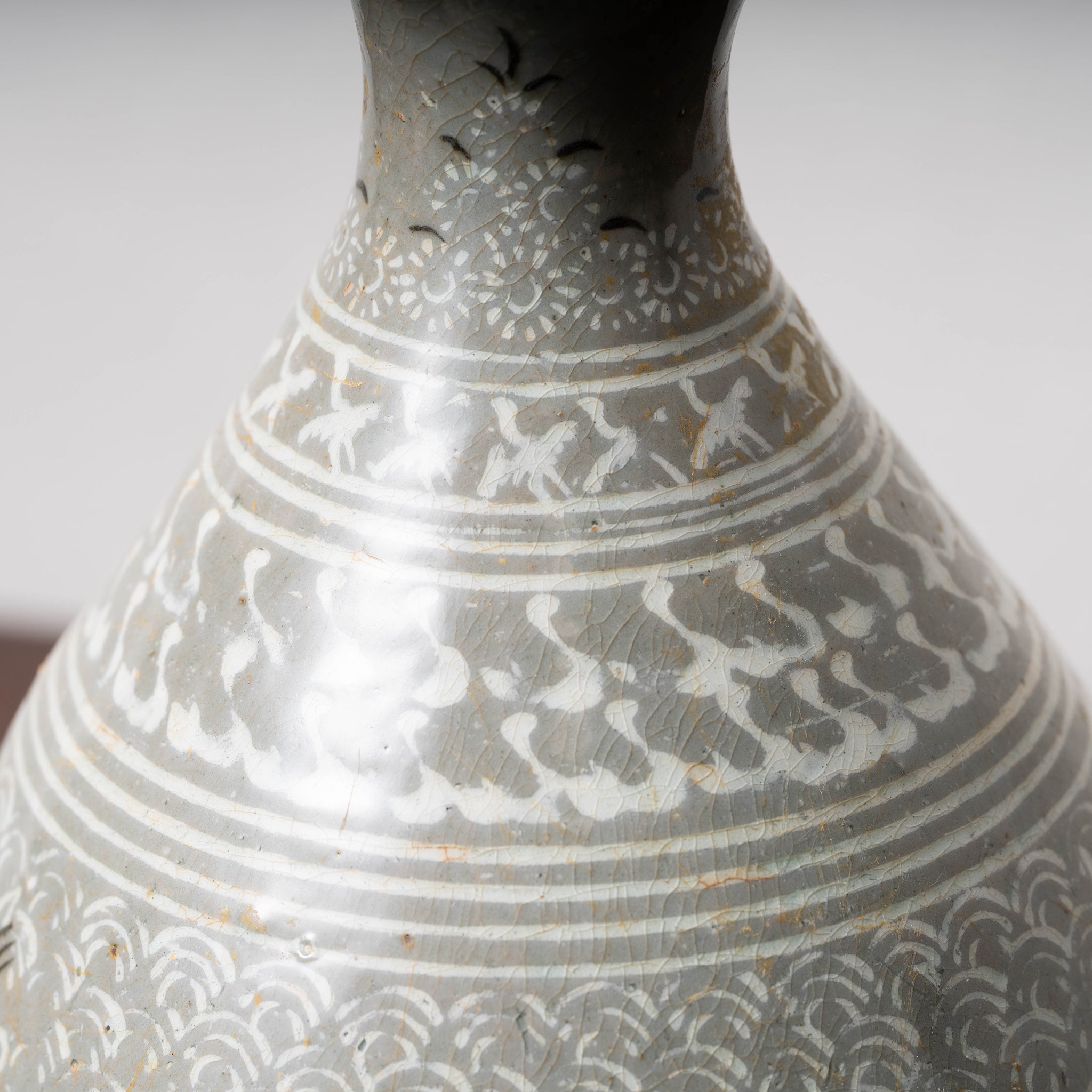 高麗 青磁三島象嵌魚文玉壺春 – 燦禾 SANKA