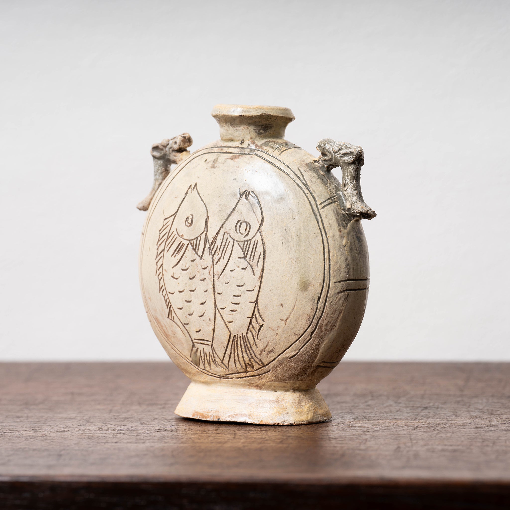 李朝 粉青沙器剥地魚文扁壺 – 燦禾 SANKA