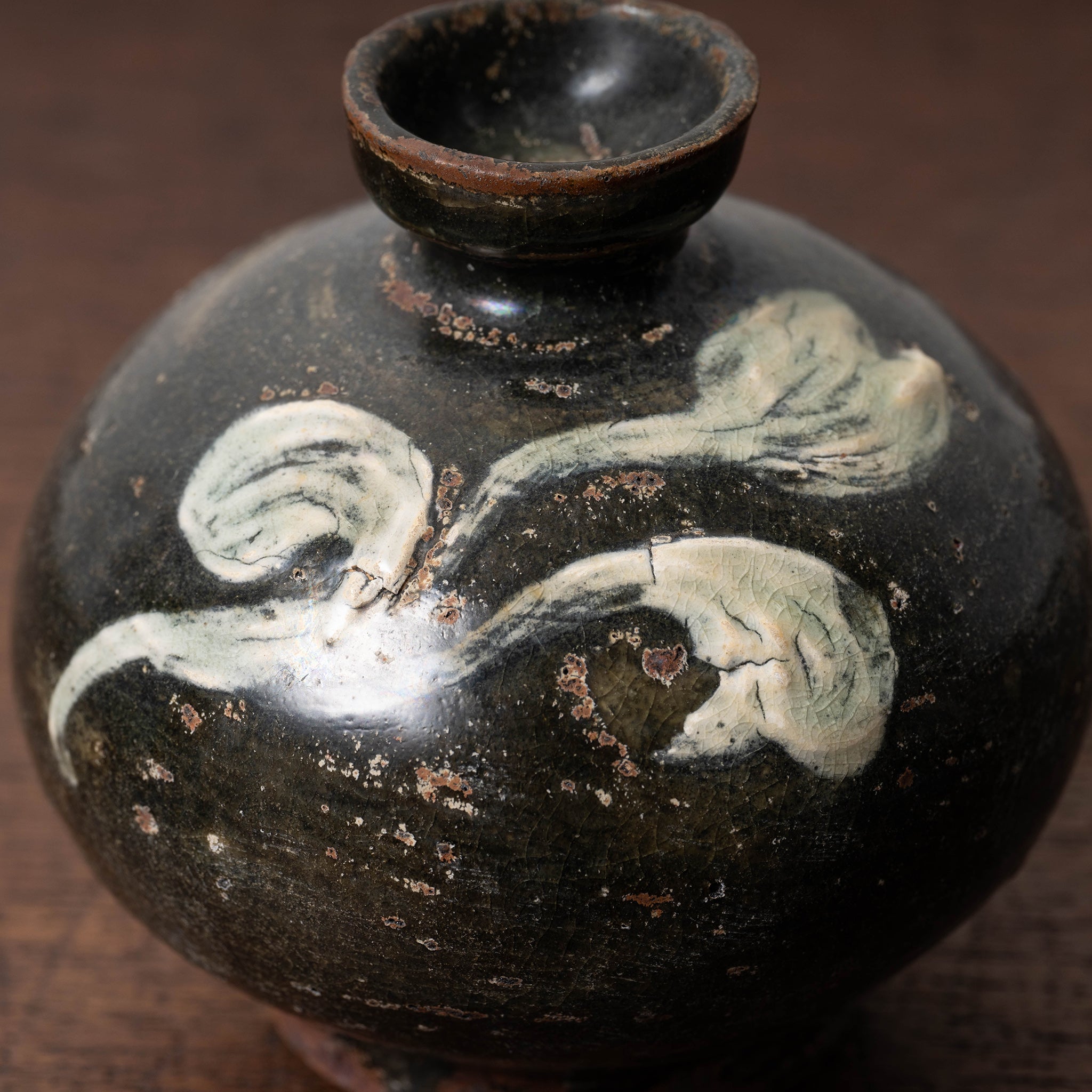 高麗 黒高麗白堆草花文小壺 – 燦禾 SANKA