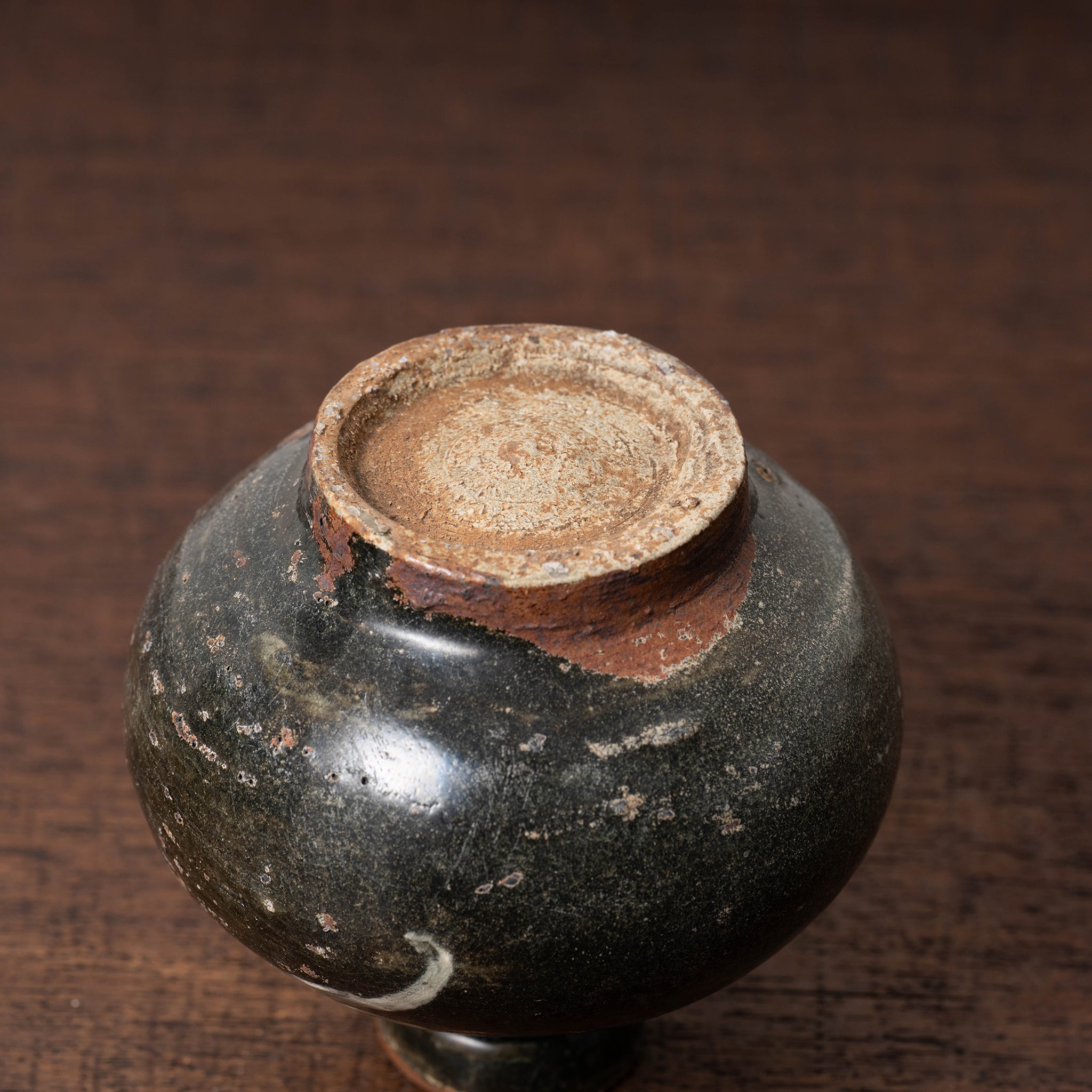 高麗 黒高麗白堆草花文小壺 – 燦禾 SANKA