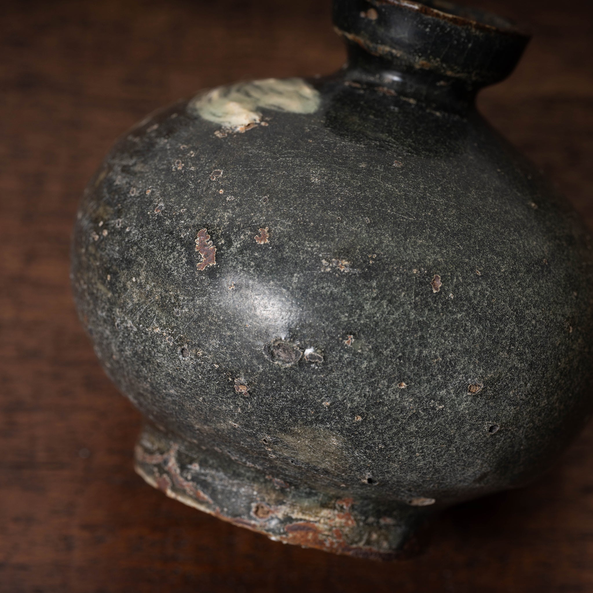 高麗 黒高麗白堆草花文小壺 – 燦禾 SANKA