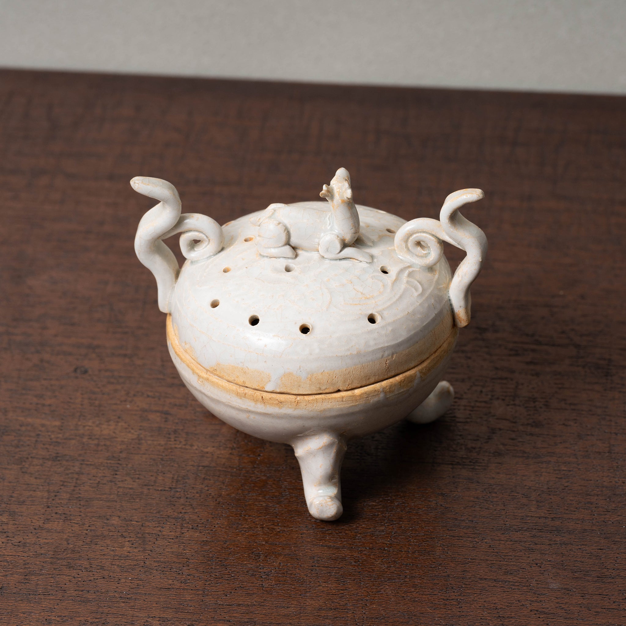 唐代 景徳鎮 白磁馬蓋付三足香炉 – 燦禾 SANKA