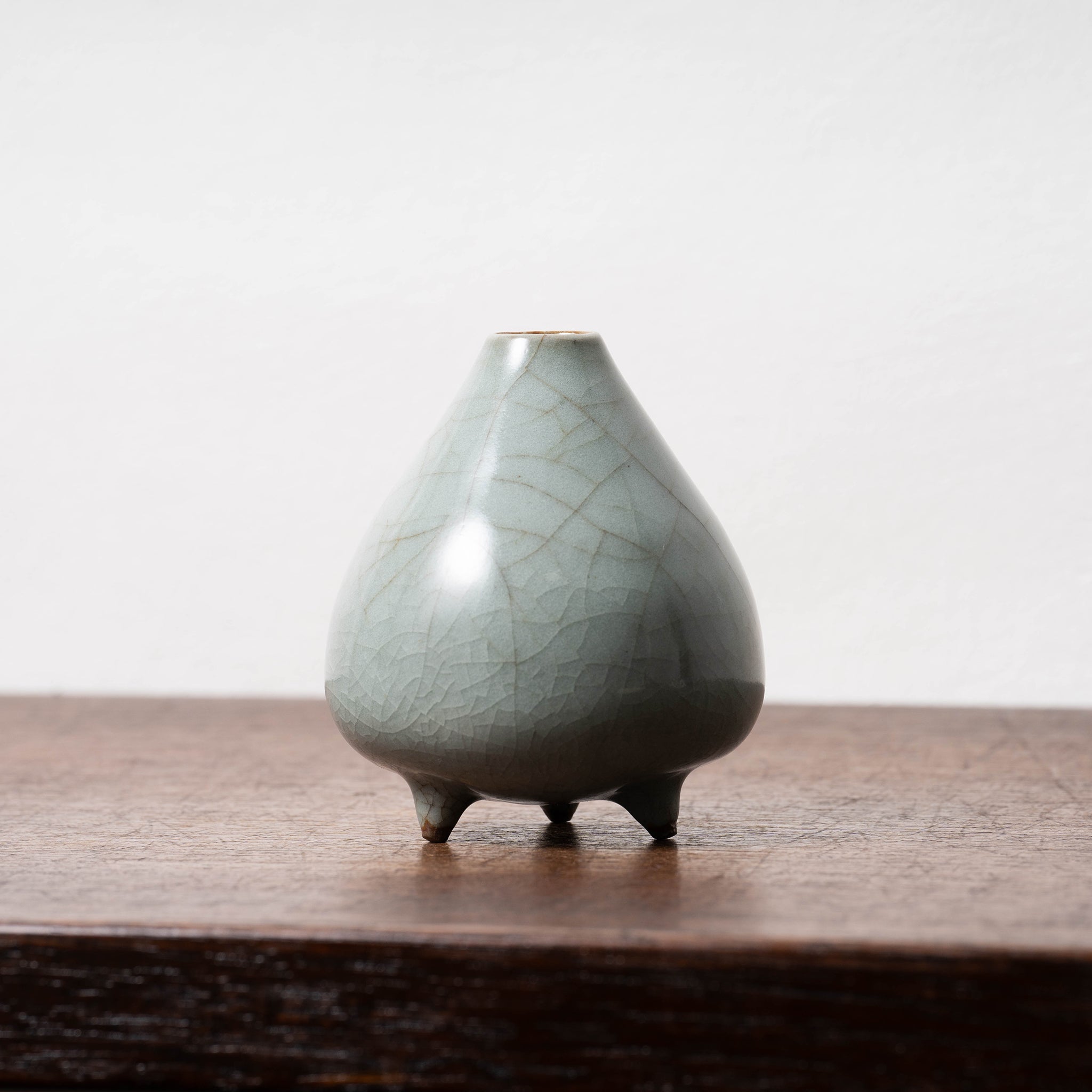 南宋官窯 青磁桃形三足瓶 – 燦禾 SANKA