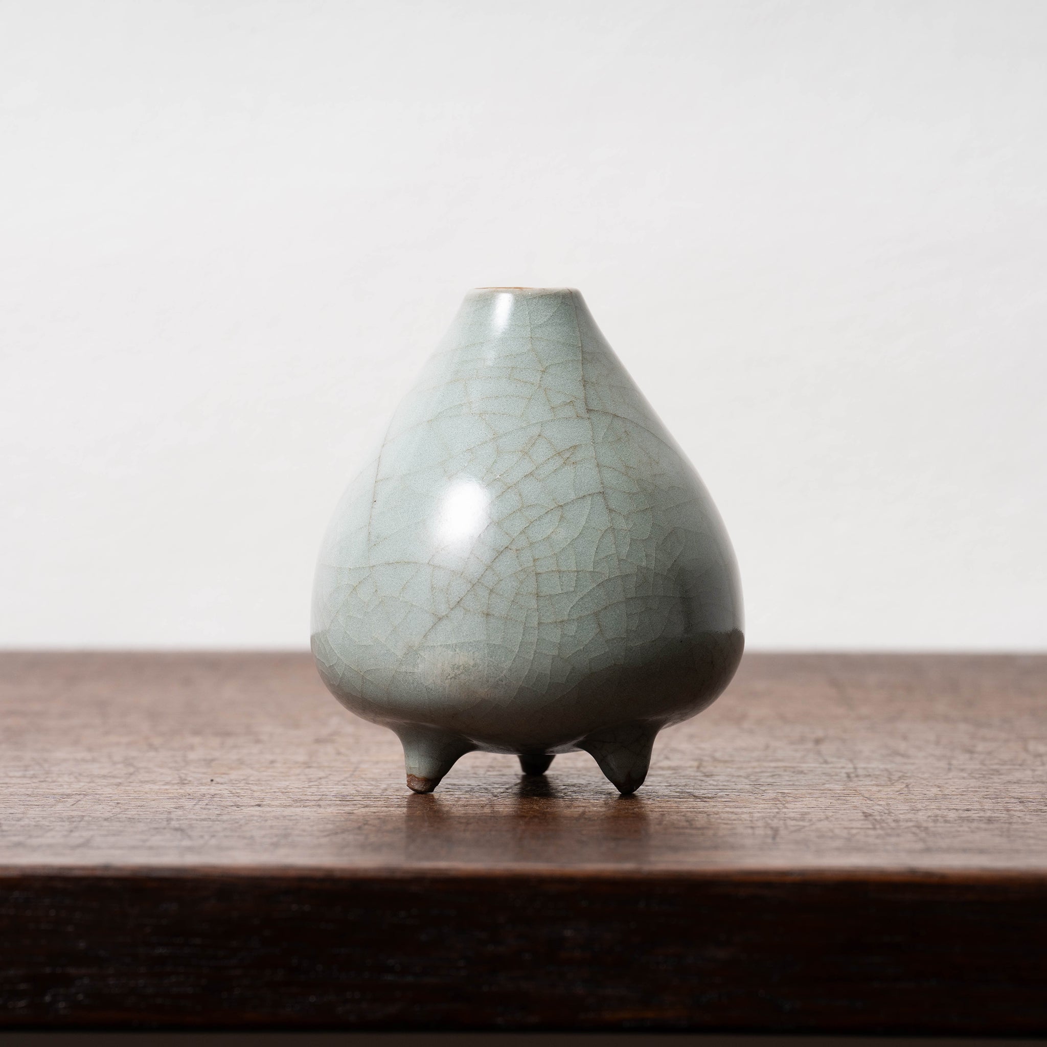 南宋官窯 青磁桃形三足瓶 – 燦禾 SANKA