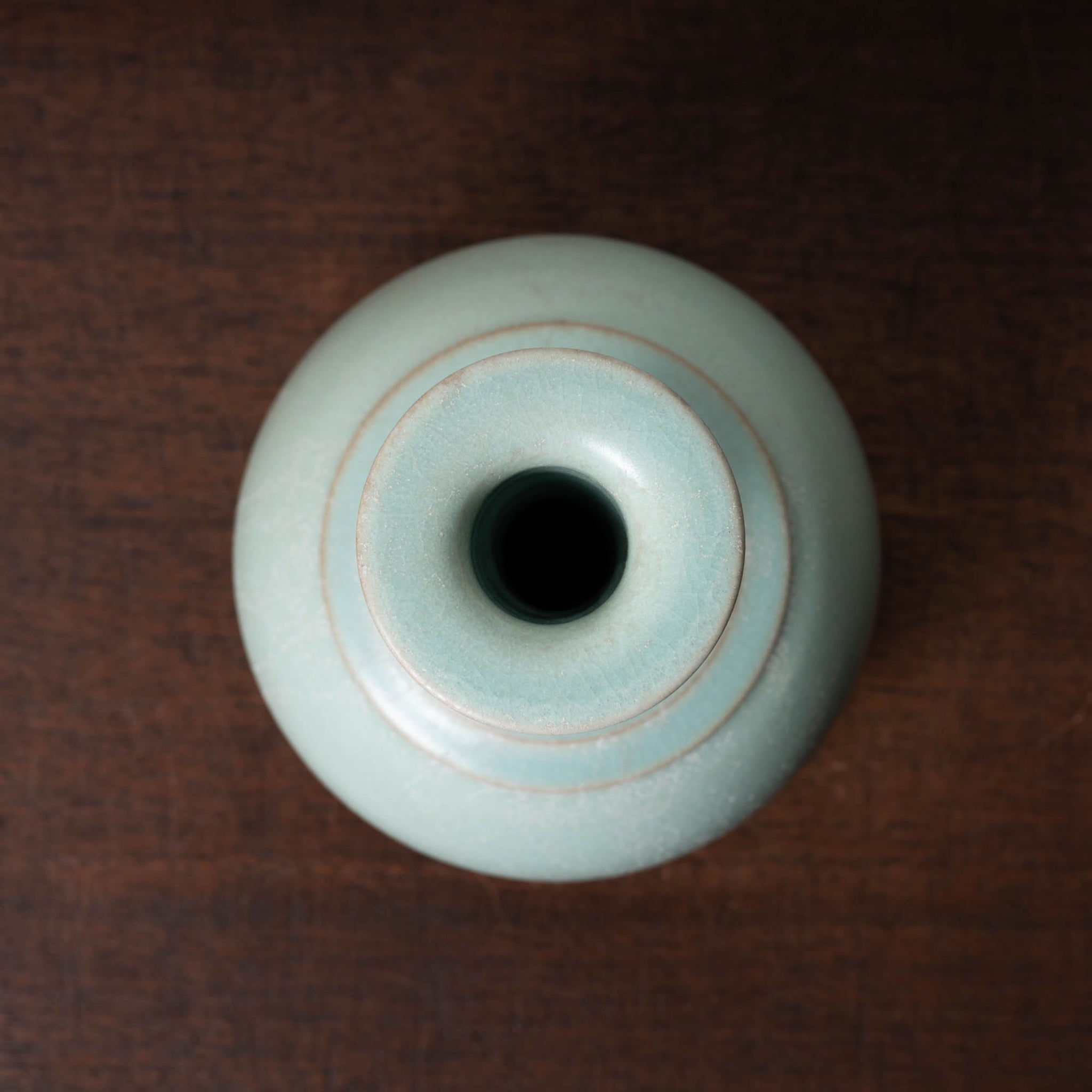 北宋 汝窯青磁盤口弦文長頸瓶 – 燦禾 SANKA