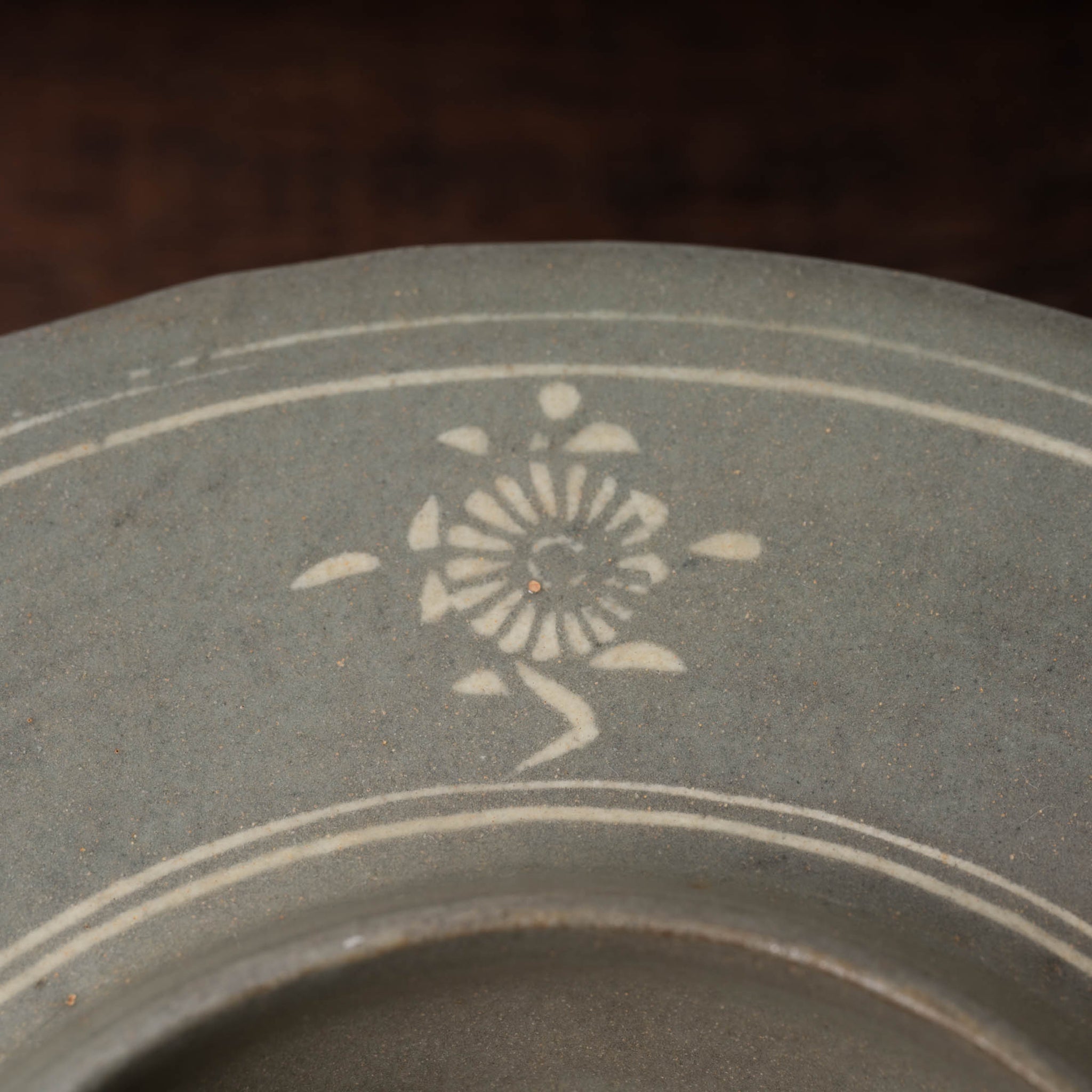 高麗 青磁象嵌菊花文托 – 燦禾 SANKA