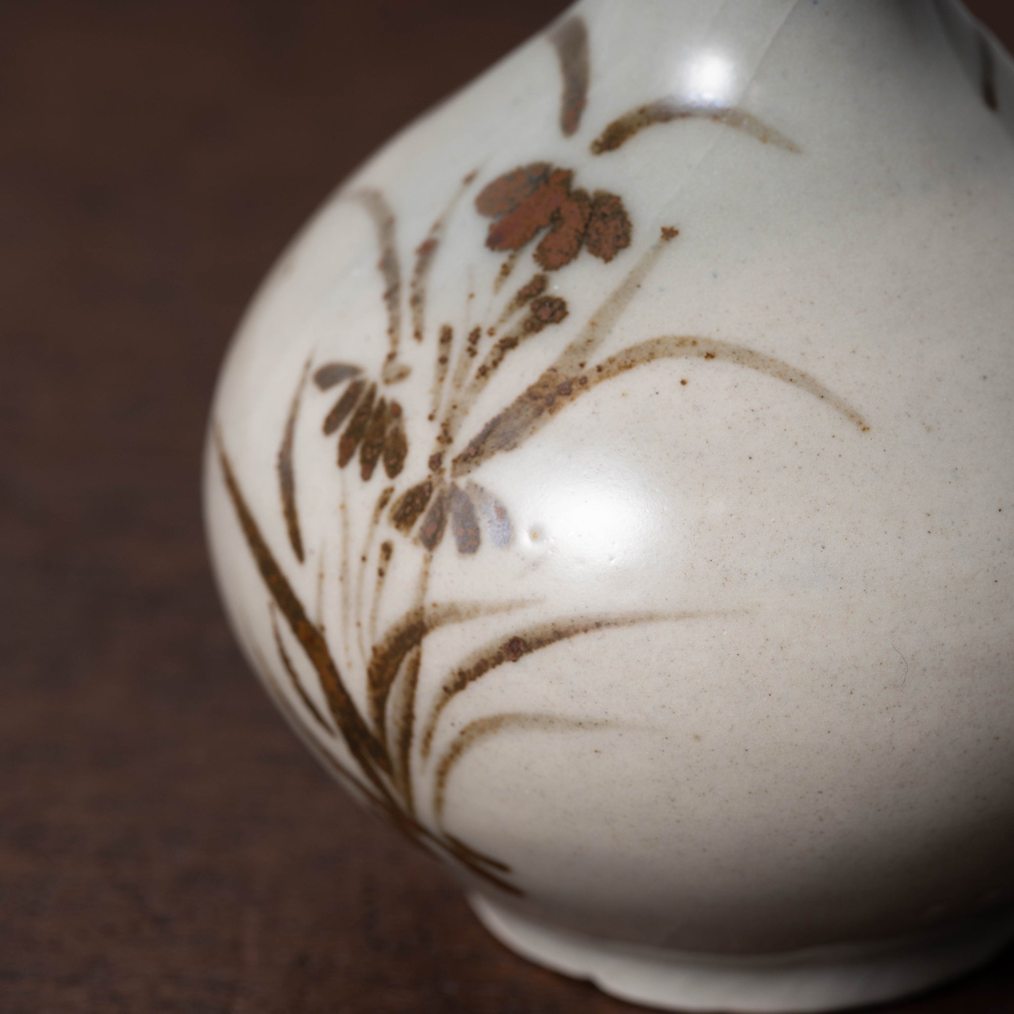 李朝 分院手白磁鉄絵草花文瓶 – 燦禾 SANKA