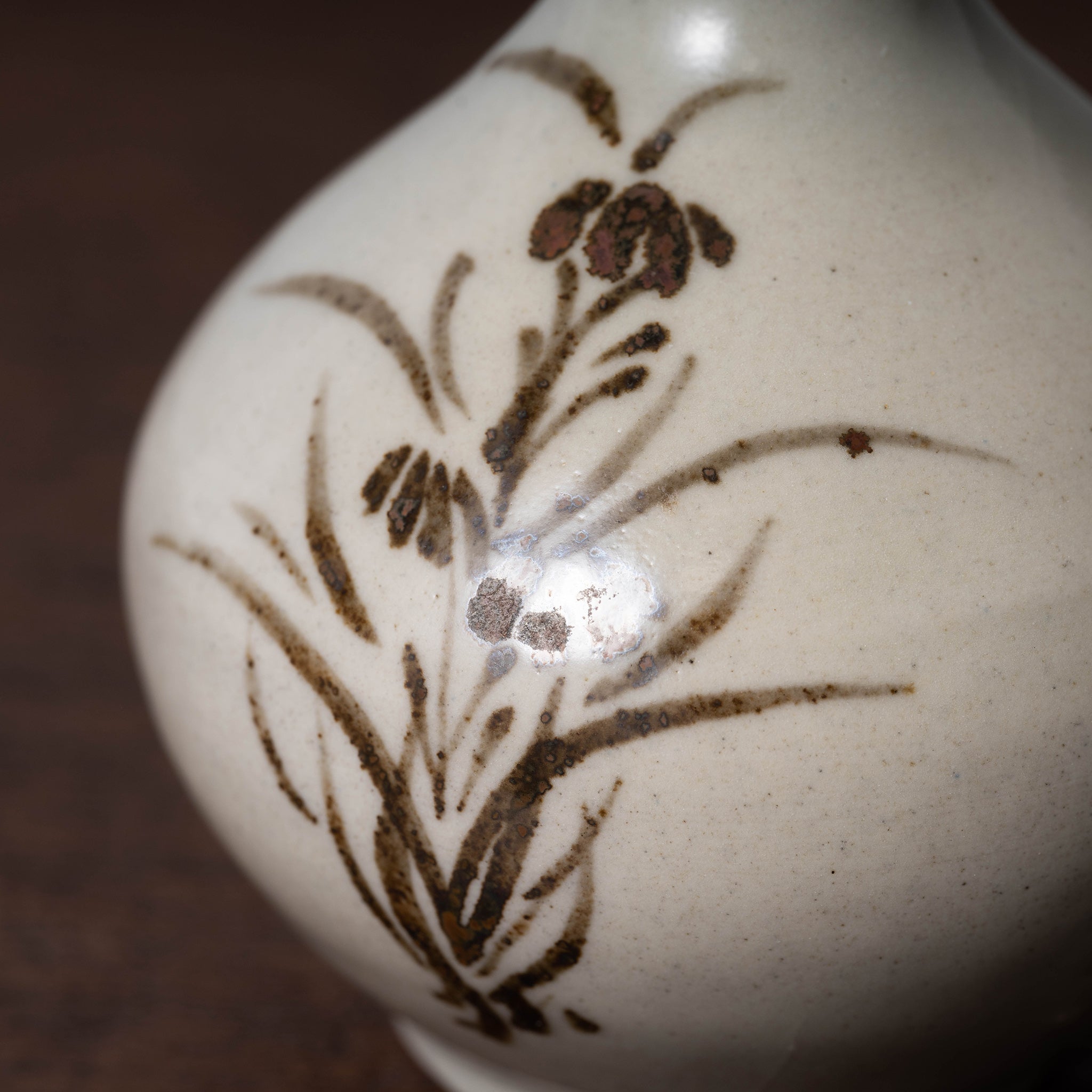 李朝 分院手白磁鉄絵草花文瓶 – 燦禾 SANKA