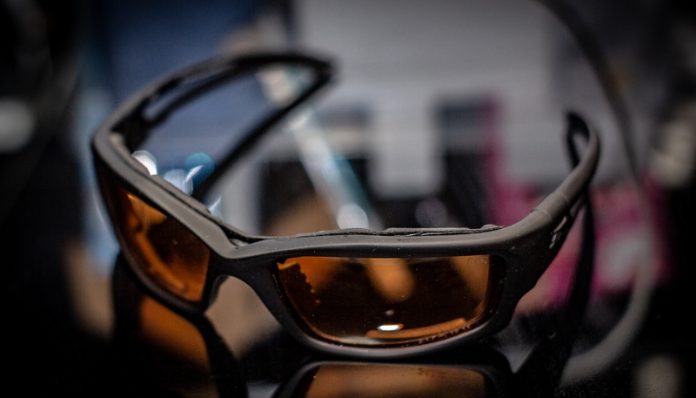 超曇りにくいシューティンググラス“EDGE TACTICAL BLADE RUNNER