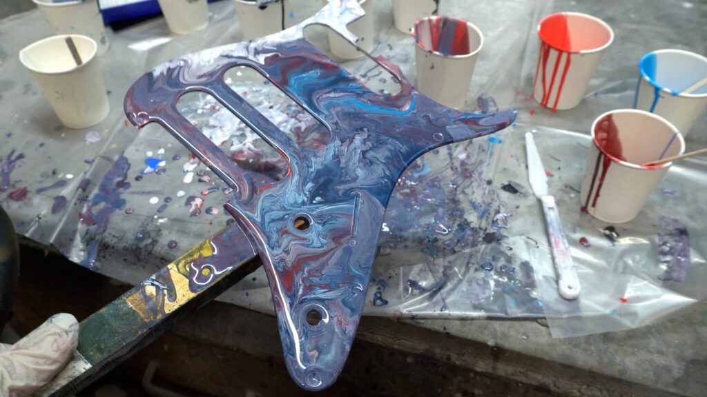 特殊なアートでギターを塗装してみたよ【フルイドアート】 | Sago New