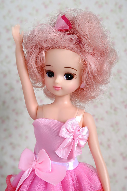 色髪リカちゃんに、ダイソーエリーちゃんのパーティードレス