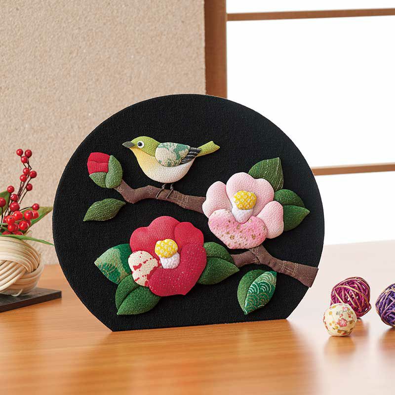 押絵飾り・花歳時記（メジロと椿）｜株式会社さくらほりきり