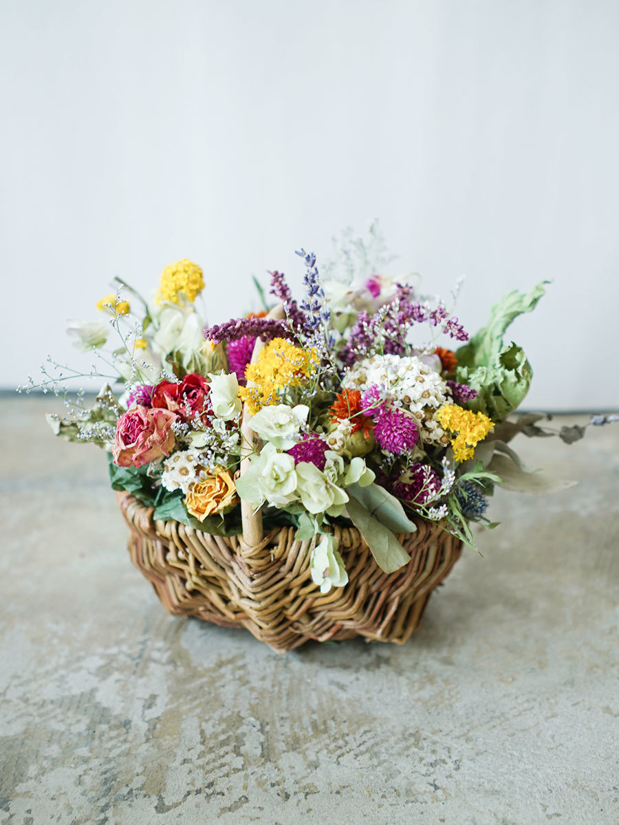 バスケットに詰め込んだ暖色カラーのドライフラワーアレンジ