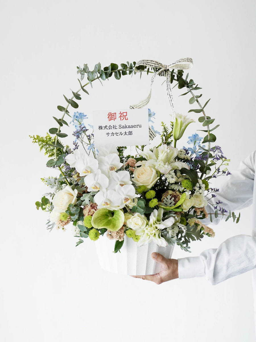 胡蝶蘭と八重咲百合のアーチの生花アレンジ L｜おしゃれな祝い花通販