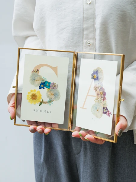 押し花のフレームアレンジ イニシャル｜おしゃれな祝い花通販Sakaseru