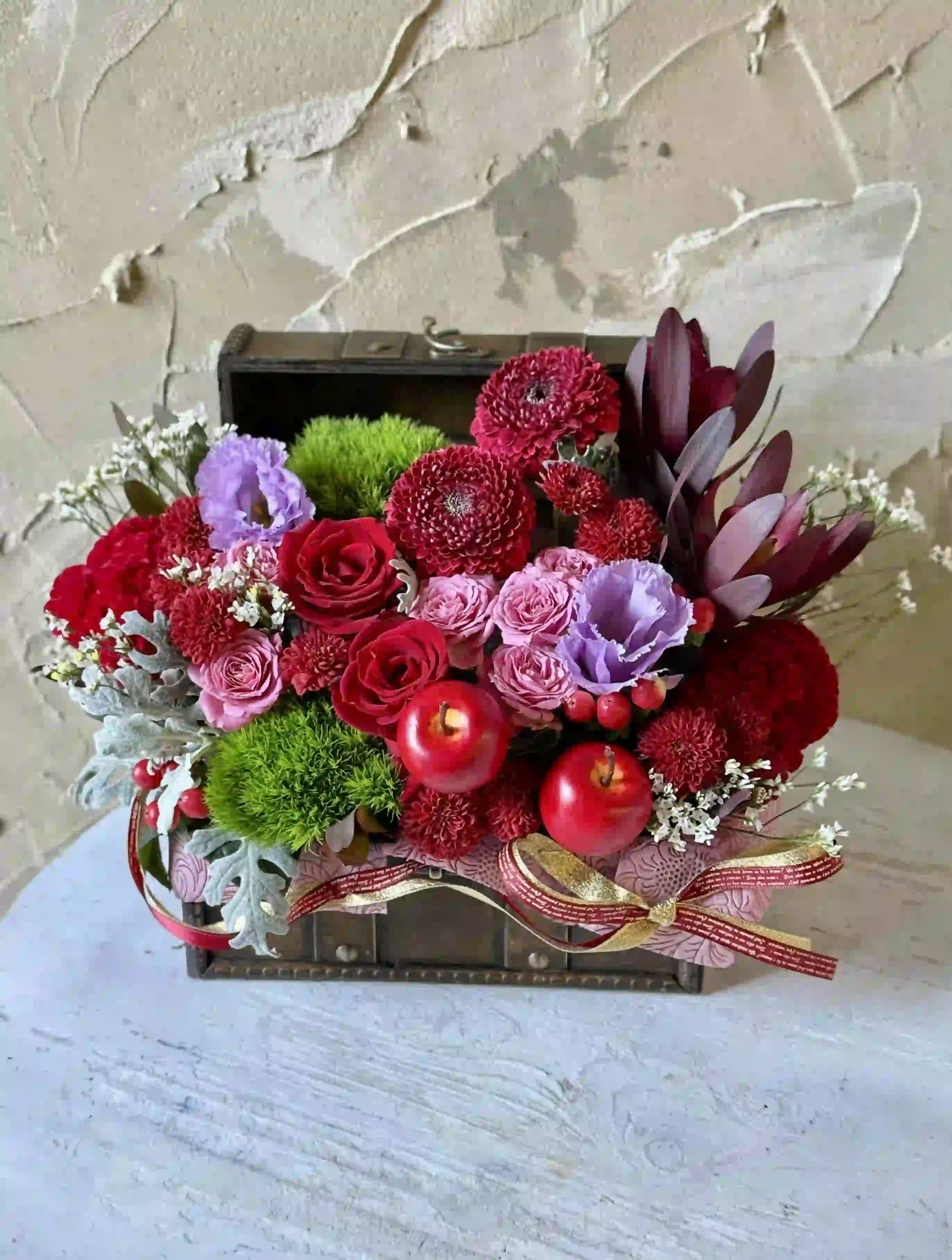 生花のバスケットアレンジ 赤 S｜フラスタ・楽屋花のSakaseru