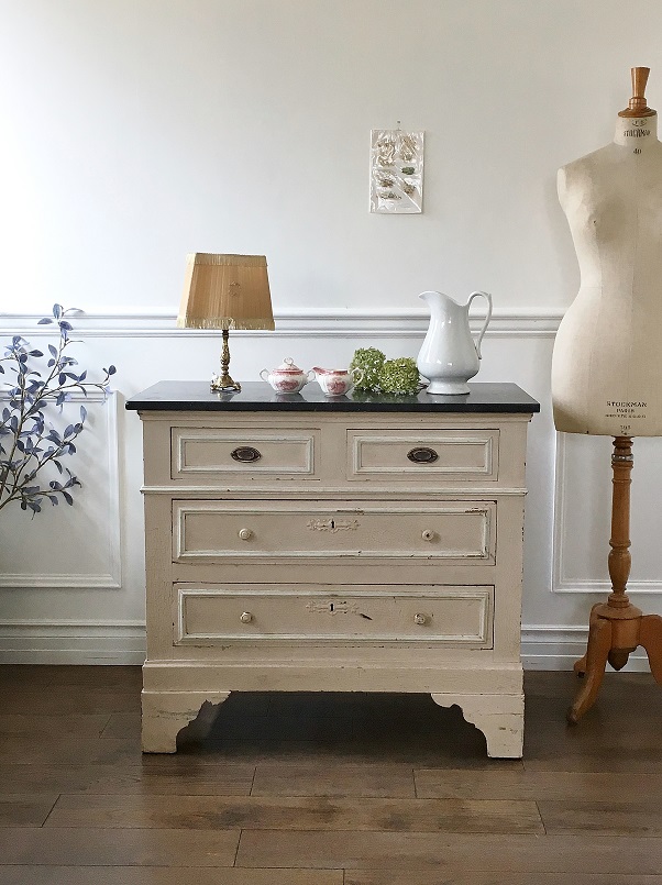 シャビーシックな3段チェストはかわいいアンティークネットショップ