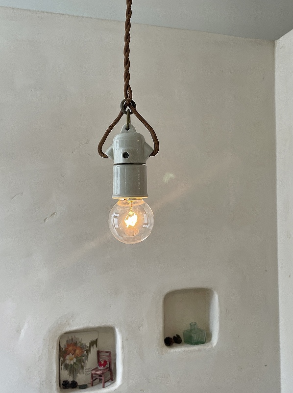 フランス陶器製ソケットペンダントはかわいいアンティークネット