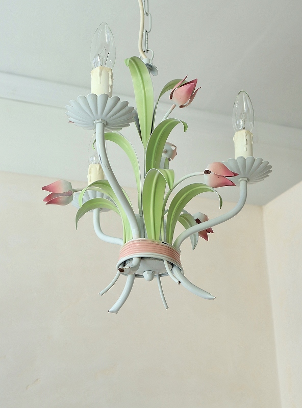 フランスチューリップのお花がかわいいアイアンシャンデリアはかわいい