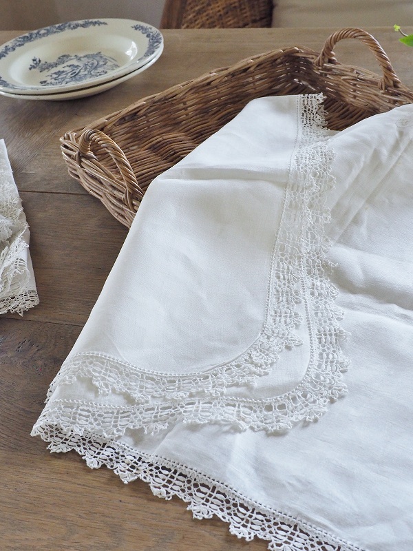 フランス繊細な刺繍が素敵なテーブルクロスはかわいいアンティーク