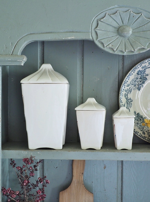 フランスデザインが素敵な陶器製キャニスター3個セットはかわいい