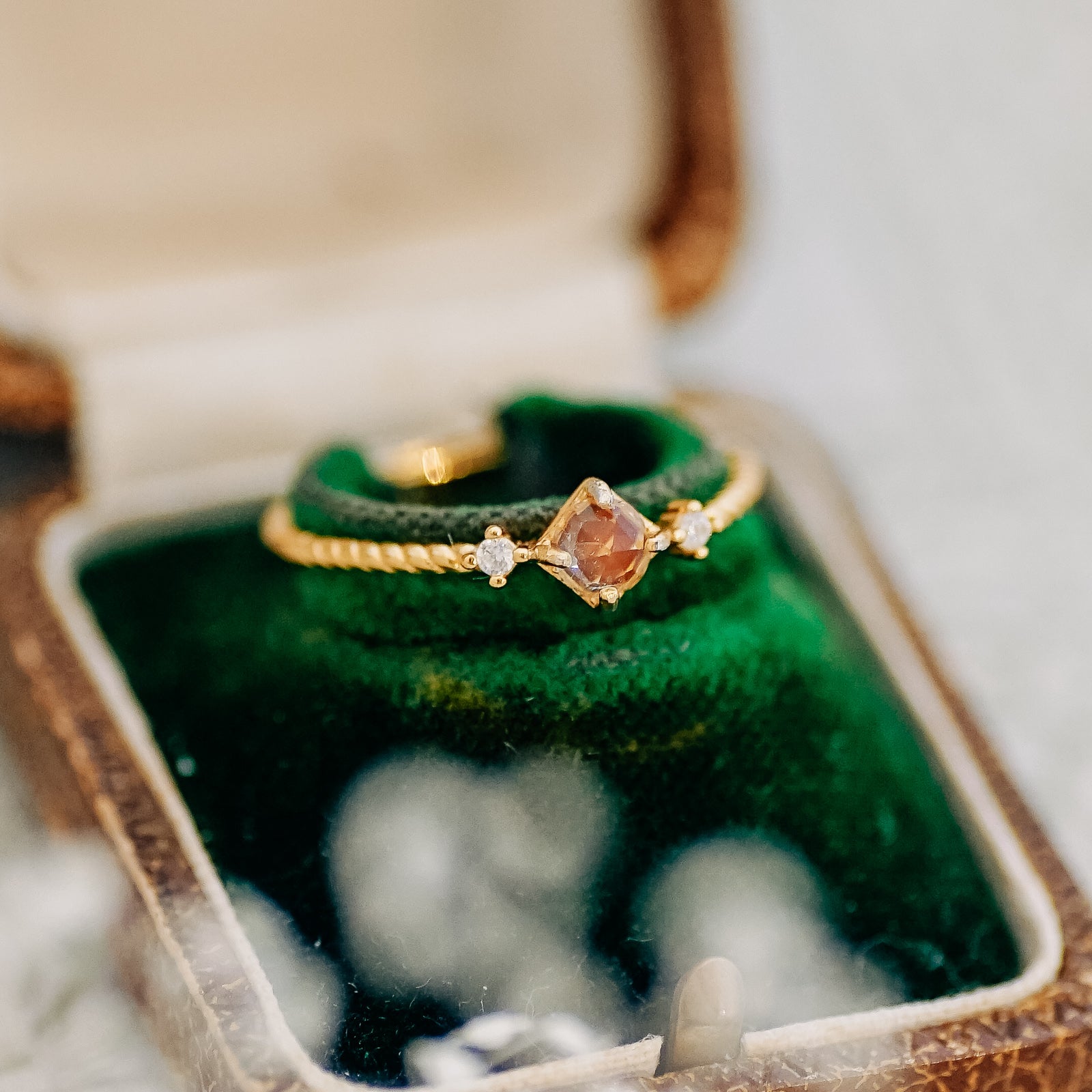 アンティークラウンドサフィレット ローズカットゴールドリング