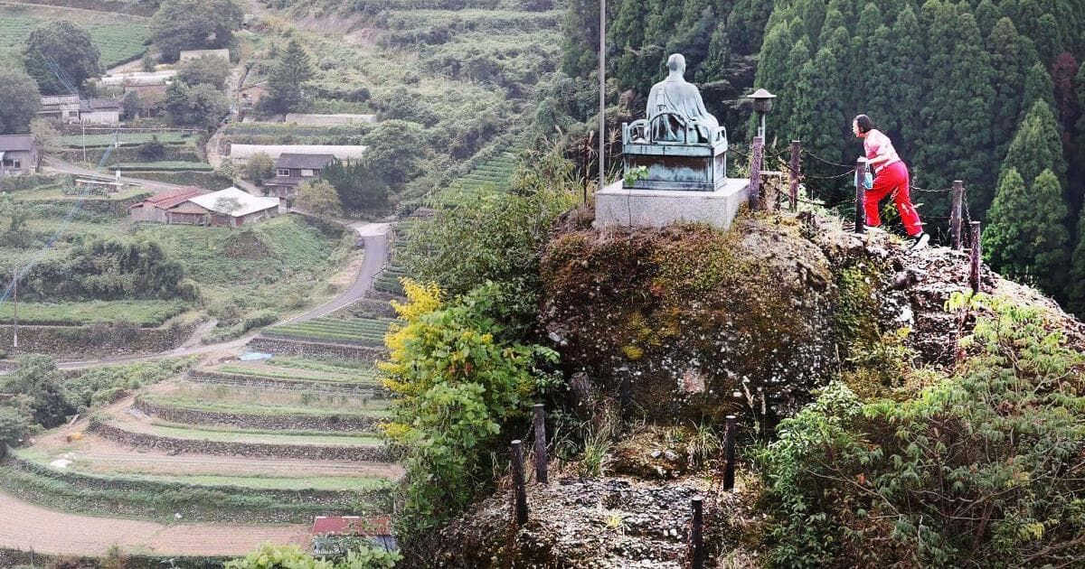 八女茶発祥の地・霊巌寺 山中の奇岩と周囲に広がる緑の絶景 | ニュース