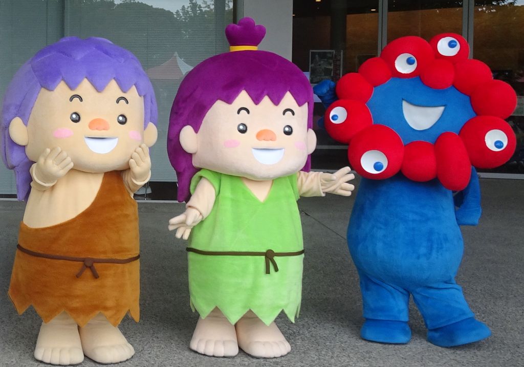 播磨町のマスコットキャラクター「いせきくん」と「やよいちゃん