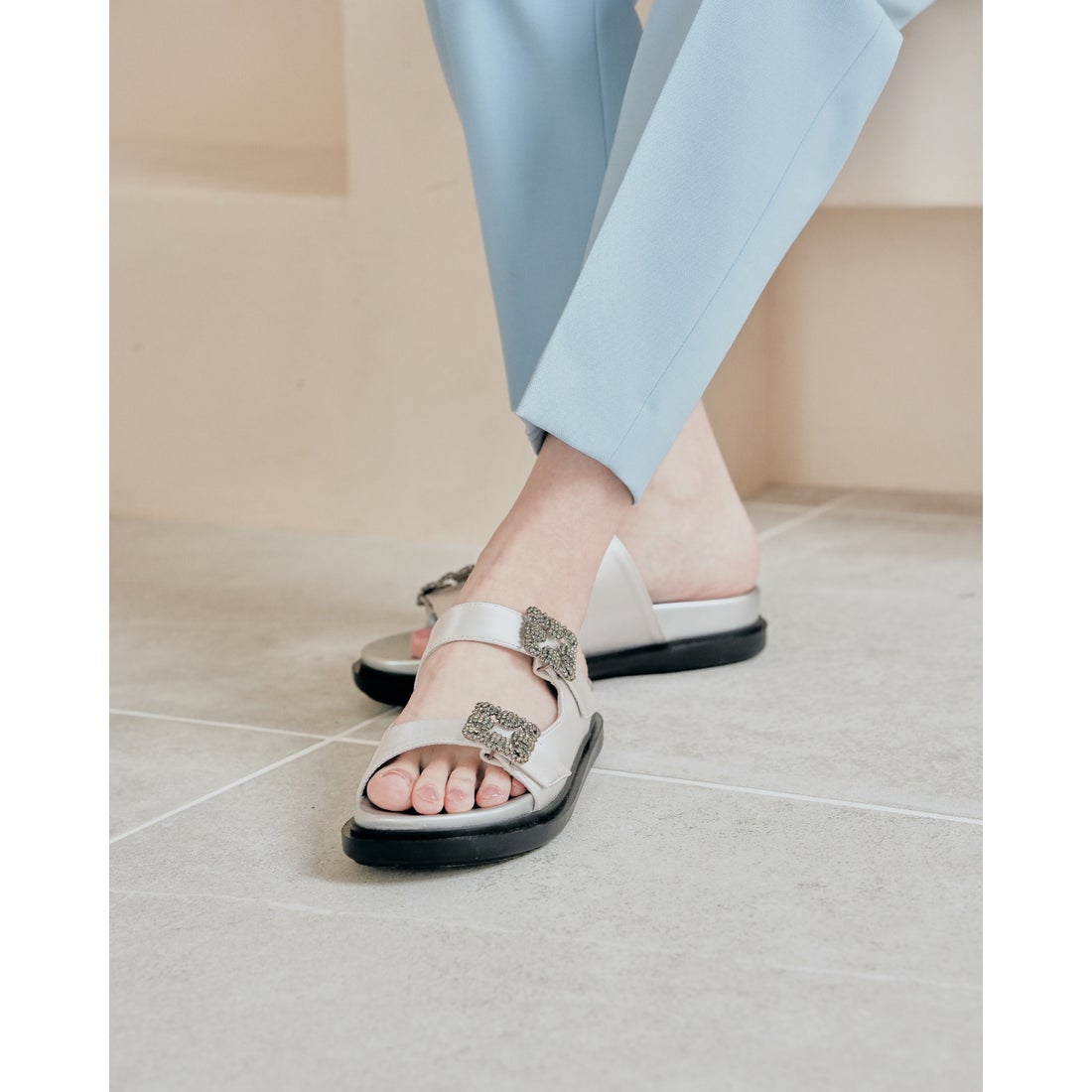 フラット ダブルベルトサンダル （グレー サテン） -Emma Francis