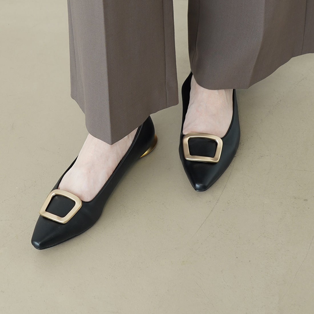 スクエアバックルフラットパンプス(0576) （ブラック） -レディース