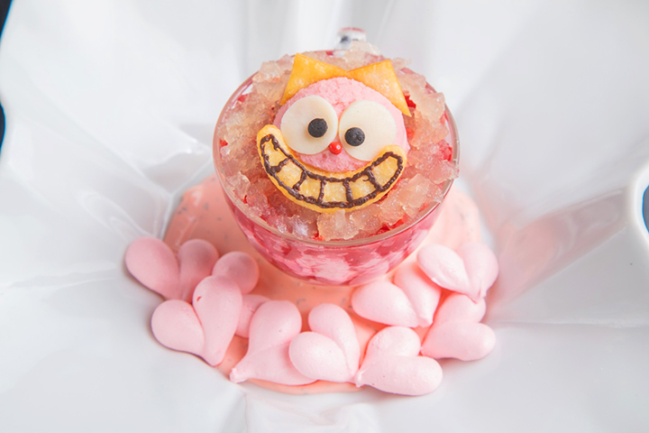 アリスブルーやチェシャ猫ピンクなど、不思議の国のメニューが色の魔法