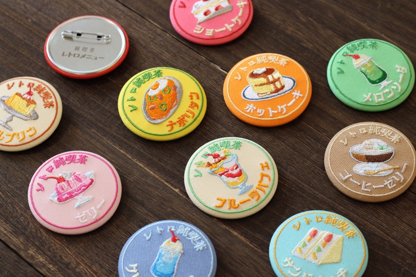 レトロ可愛い『純喫茶オフロパウダー』『刺繍缶バッジ』が発売！メロン