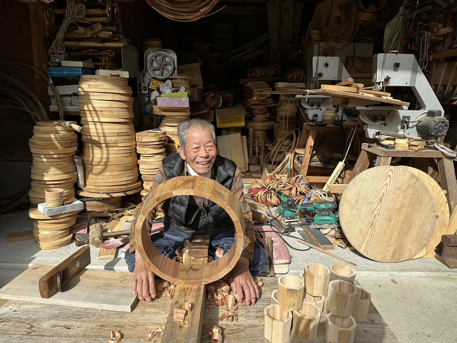 サウナの風呂桶を樹齢120年の紀州杉で作った88歳の職人「桶濱」 - SEN