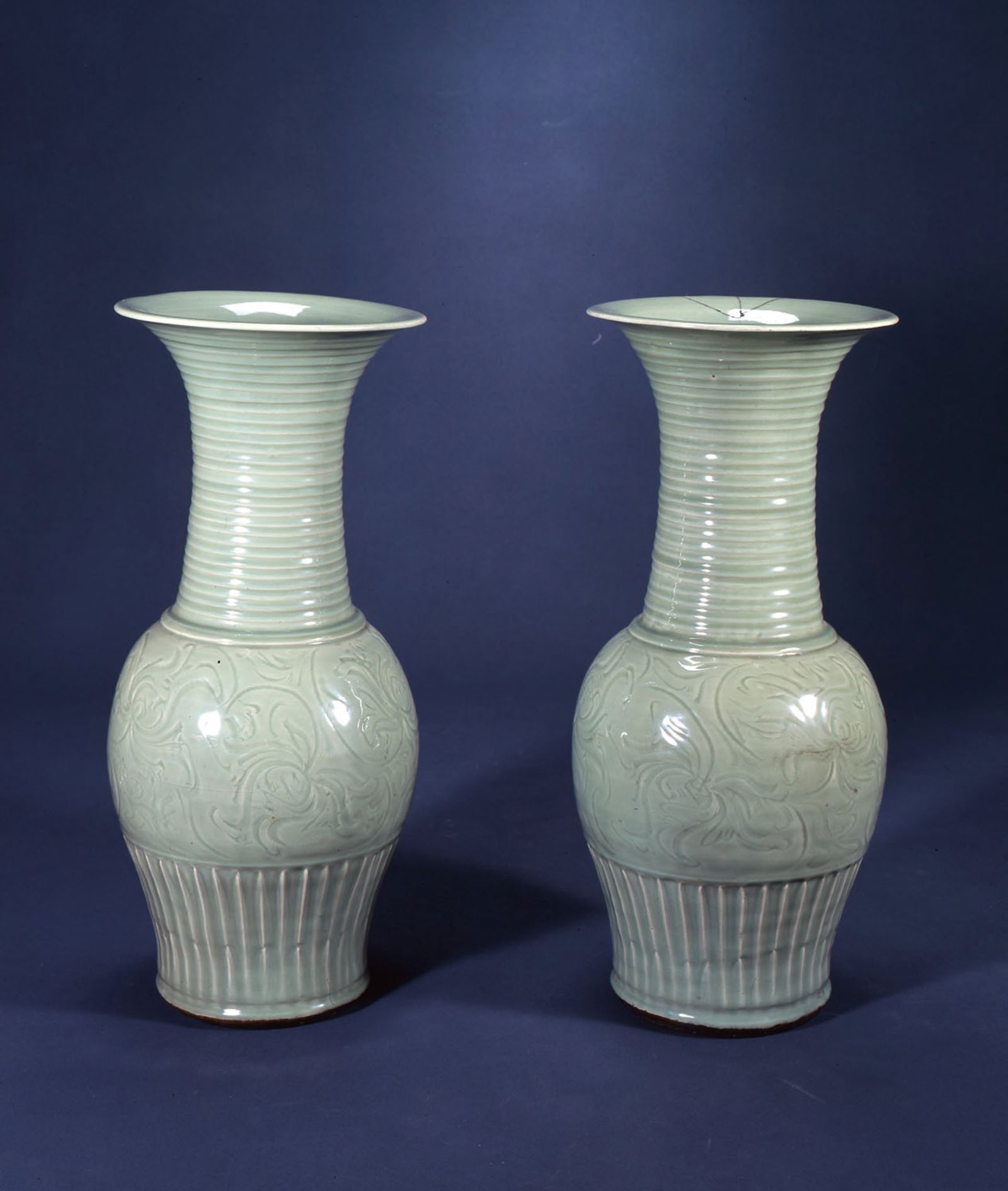 D000158-1965｜青磁牡丹唐草文大花瓶｜本間美術館所蔵作品データベース