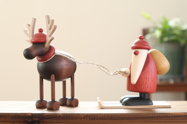 トナカイ・ルドルフとスキーサンタ – ドイツ・ザイフェンの木の