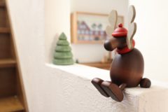 大鹿オラフ端っこに座り – ドイツ・ザイフェンの木のおもちゃ seiffen