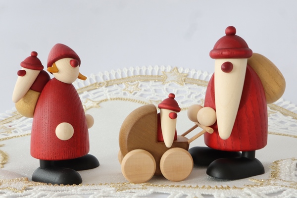 ドイツ・ザイフェン村の木製ミニチュアおもちゃ（サンタ＆汽車