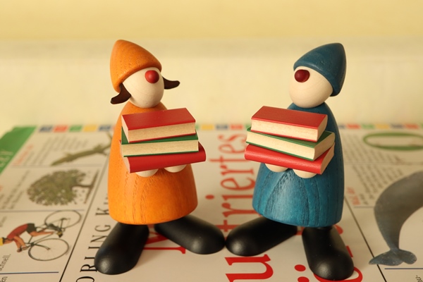 本を持つビリー 青 – ドイツ・ザイフェンの木のおもちゃ seiffen