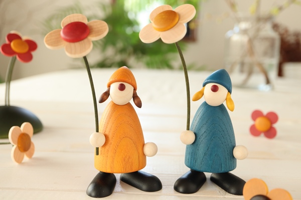 花を持つスージー 黄 – ドイツ・ザイフェンの木のおもちゃ seiffen