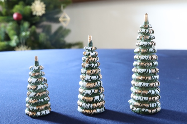 シュパンバウム削り木FL金白4㎝ – ドイツ・ザイフェンの木のおもちゃ