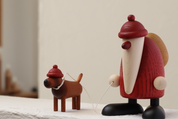 サンタとプレゼントのソリ – ドイツ・ザイフェンの木のおもちゃ seiffen