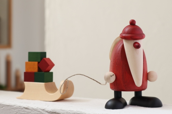 サンタとプレゼントのソリ – ドイツ・ザイフェンの木のおもちゃ seiffen