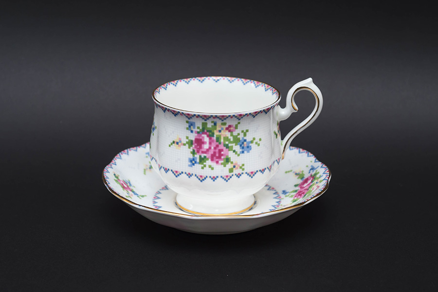 ロイヤル・アルバート プチポワン ティーカップ＆ソーサーを買い取り