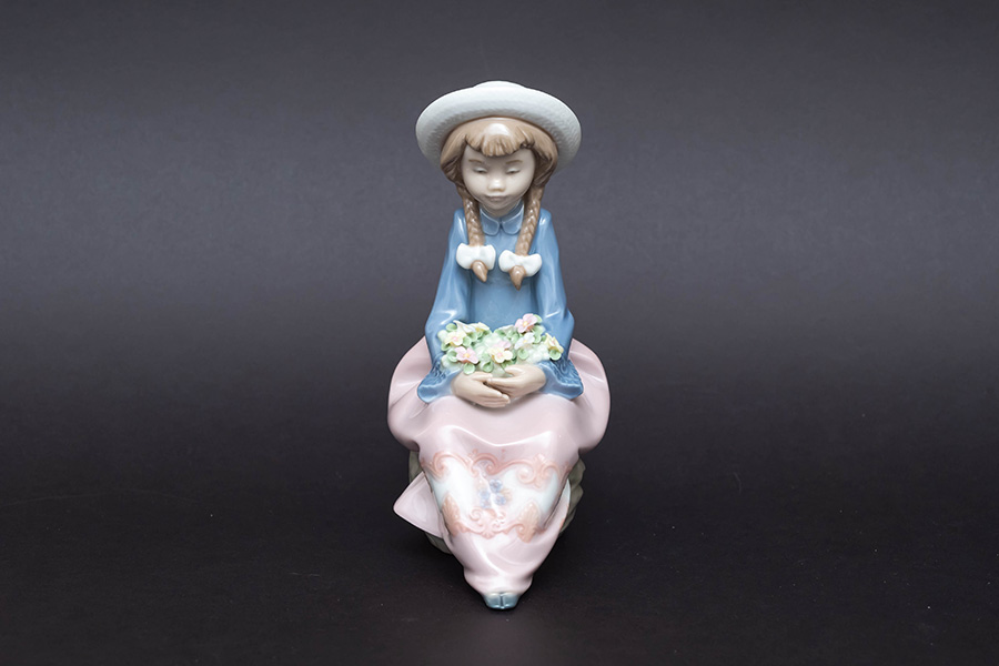 リヤドロ フィギュリン『Pretty And Prim』を買い取りました｜ブランド